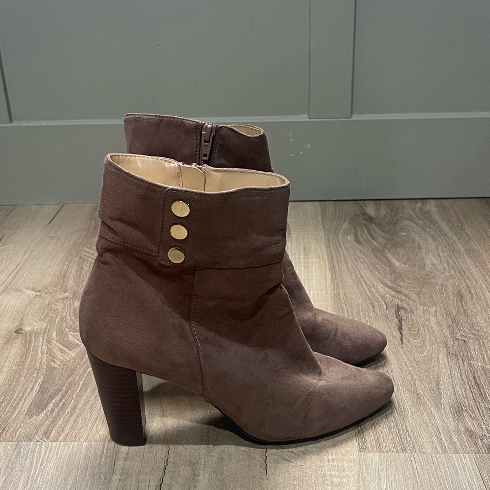 Jones New York ankle boots Kacee brown women's size 9